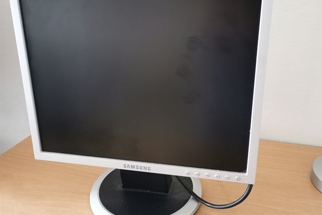 Монитор samsung syncmaster 740n не включается