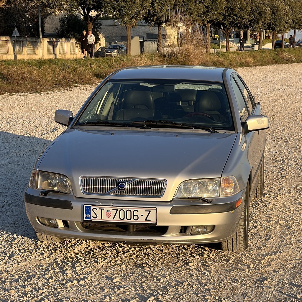 VOLVO S40 2.0 AT REG2.8.22 **178.xxxkm** FULL OPREMA | INDEX OGLASI